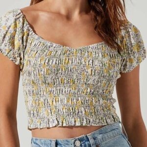 NEW WITH TAGS Astr the Label Jemma Smocked Floral Puff Sleeve Top Size M…